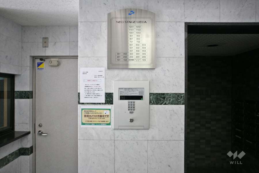 オートロックと案内板