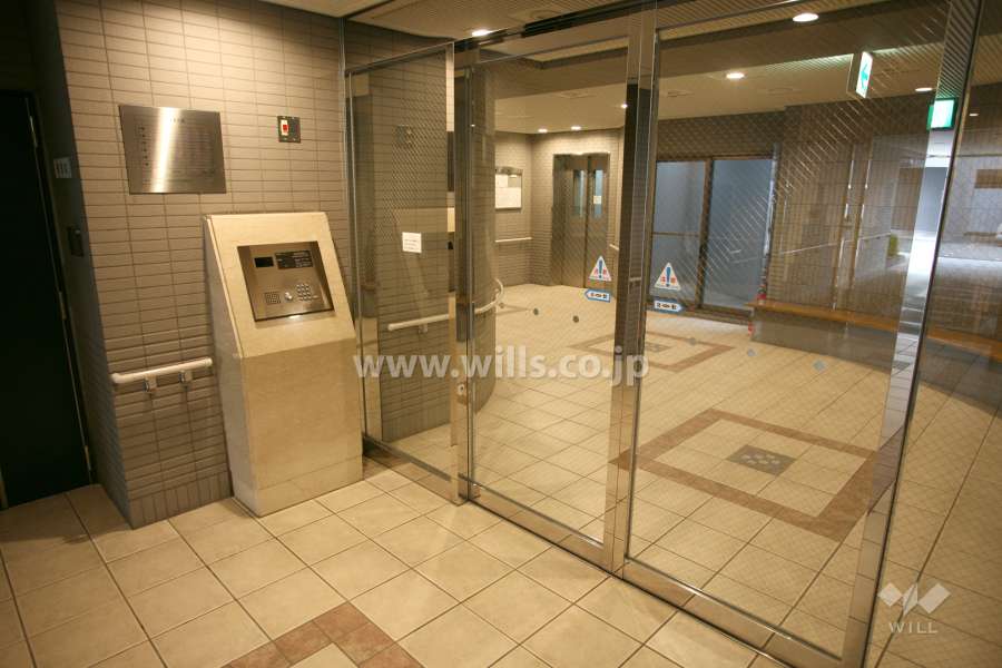 エントランスはオートロック付きです。