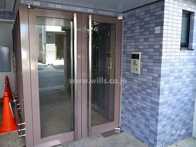 エントランスはオートロック付きです。