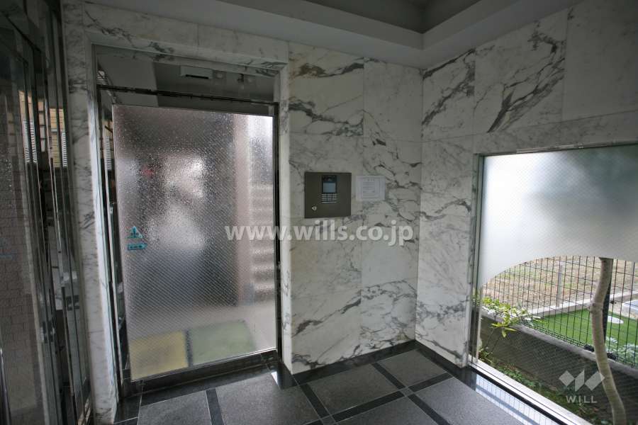 エントランスはオートロック付きです。