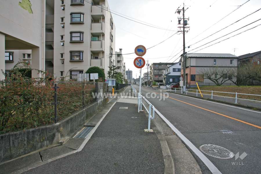 敷地西側の前面道路