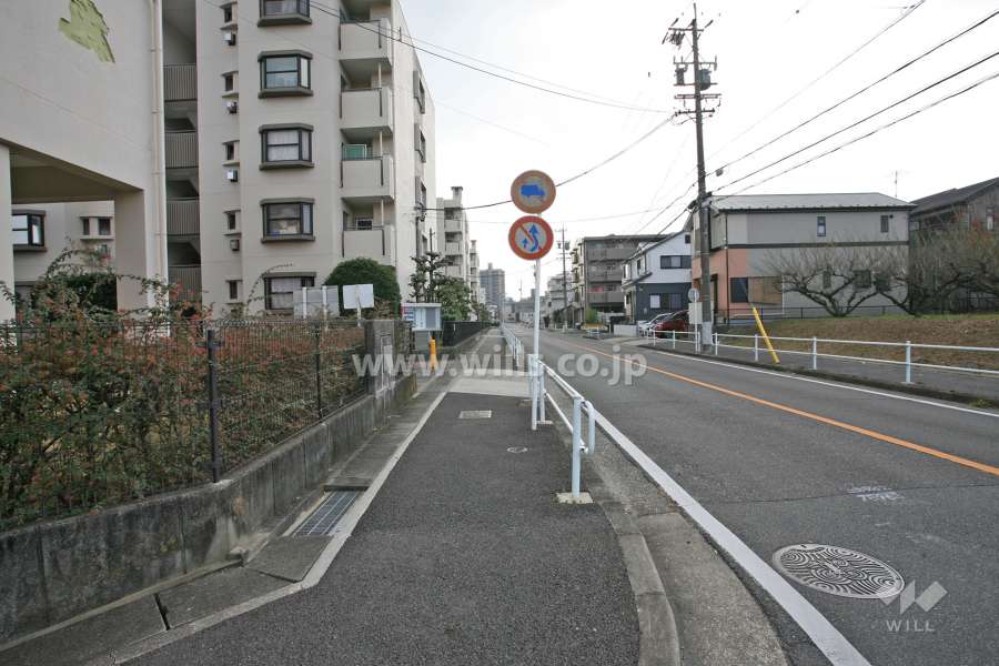 敷地西側の前面道路