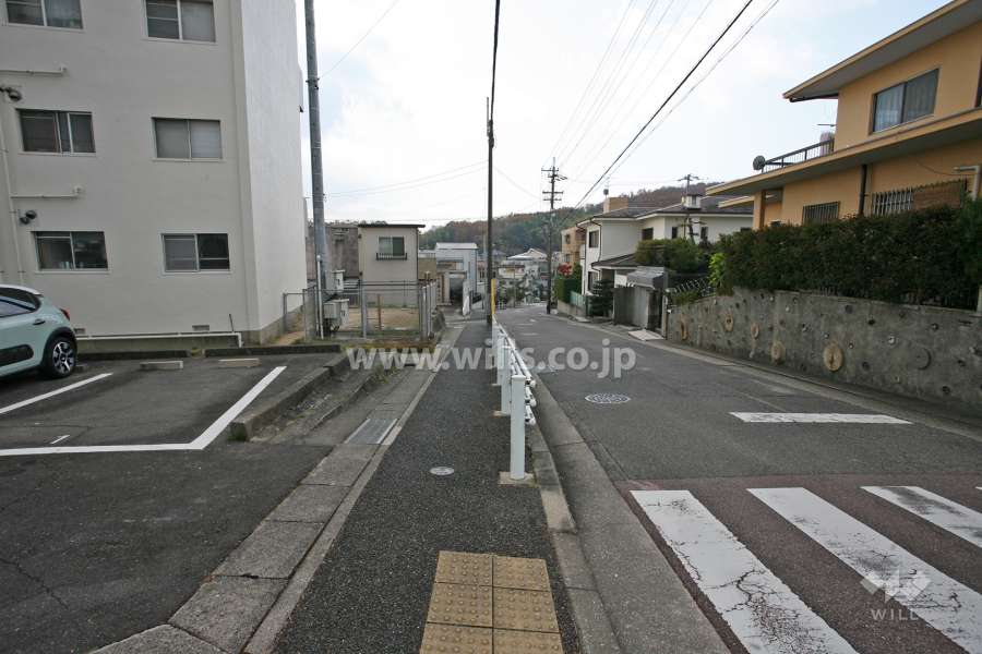 敷地西側の前面道路