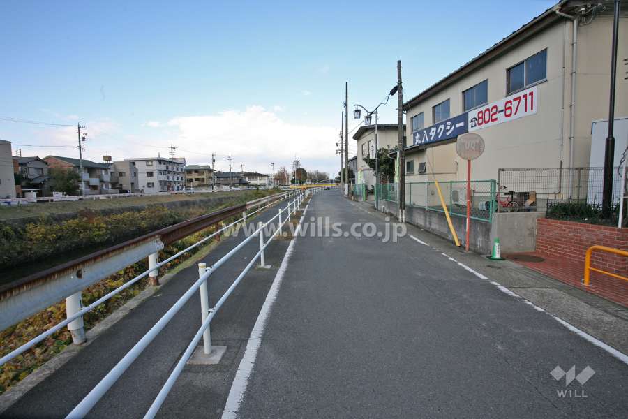 敷地西側の前面道路