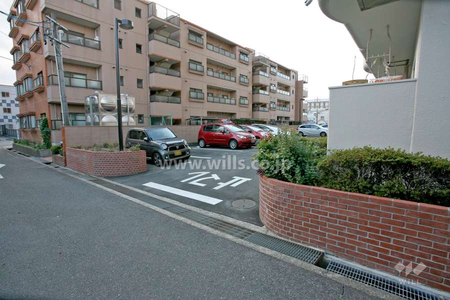 駐車場出入り口(東側)