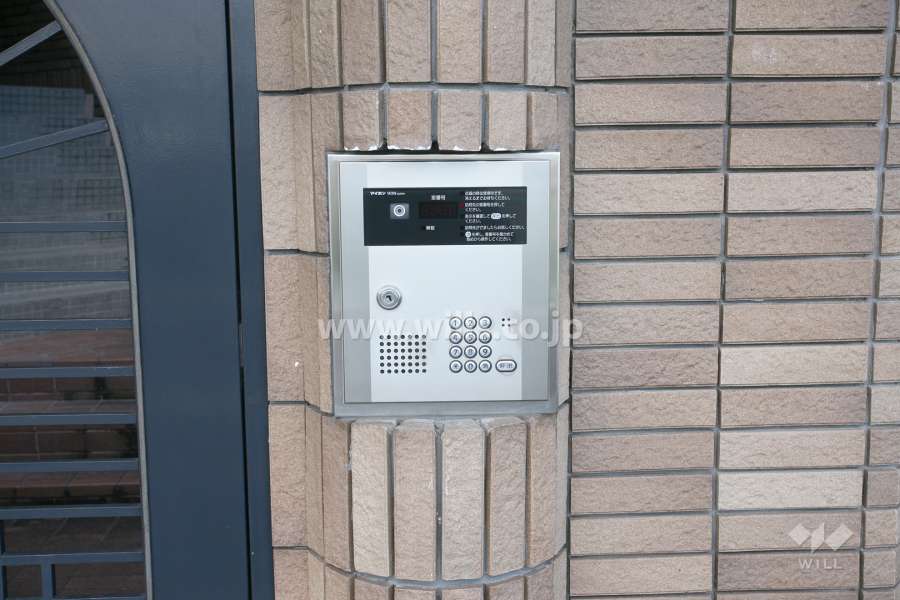 エントランスはオートロック付きです。