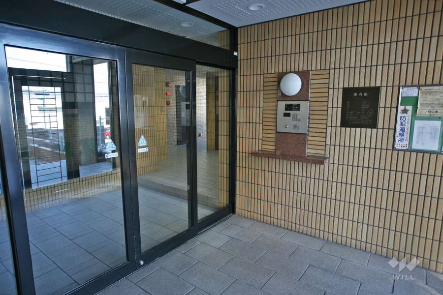 エントランスはオートロック付きです。
