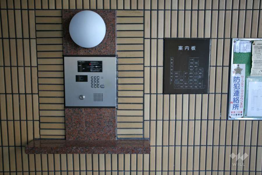 オートロックと案内板