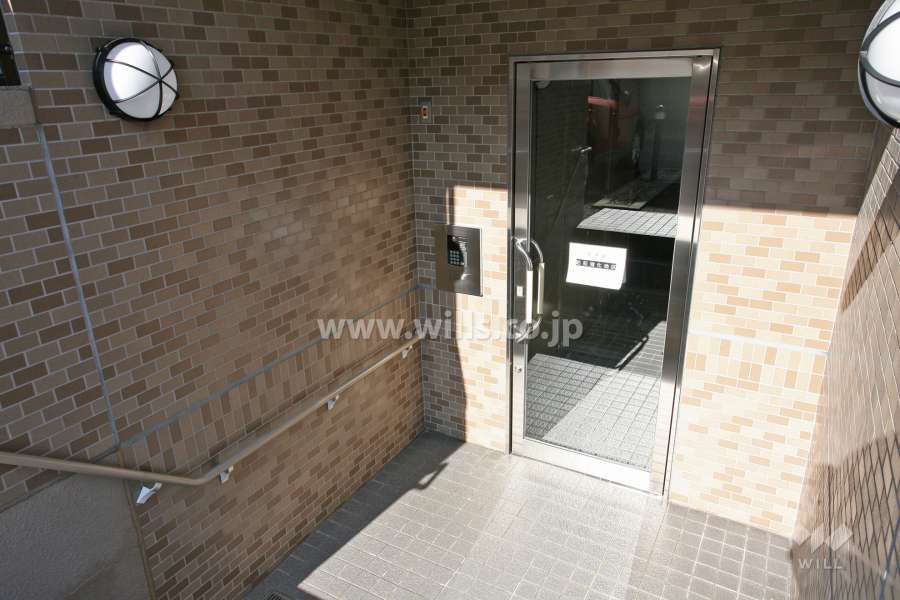 エントランスはオートロック付きです。