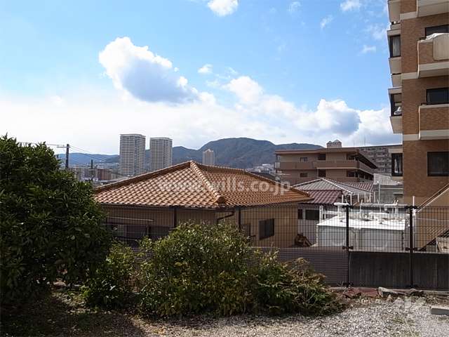 敷地の南側は一段低く、一戸建が立ち並んでいます。