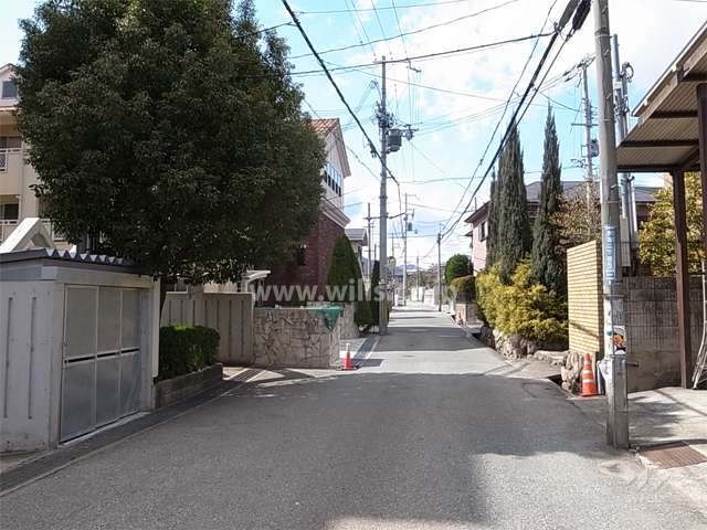 敷地北側の前面道路は、旧有馬街道です。