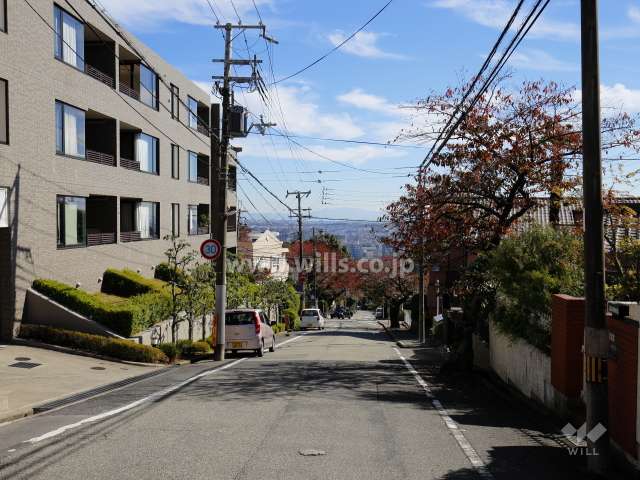 高台にあり、駅からの道のりは坂道です。