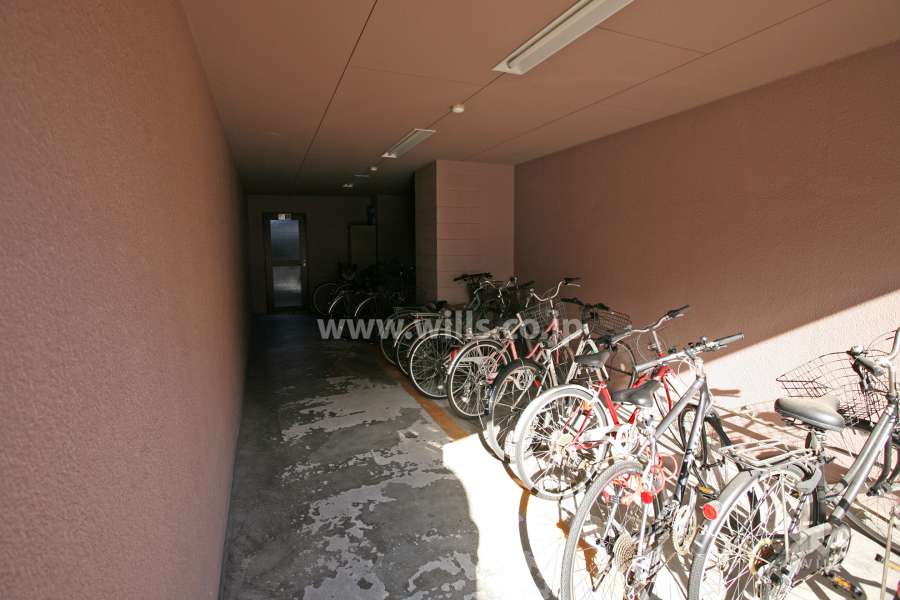 屋内に設けられた駐輪場