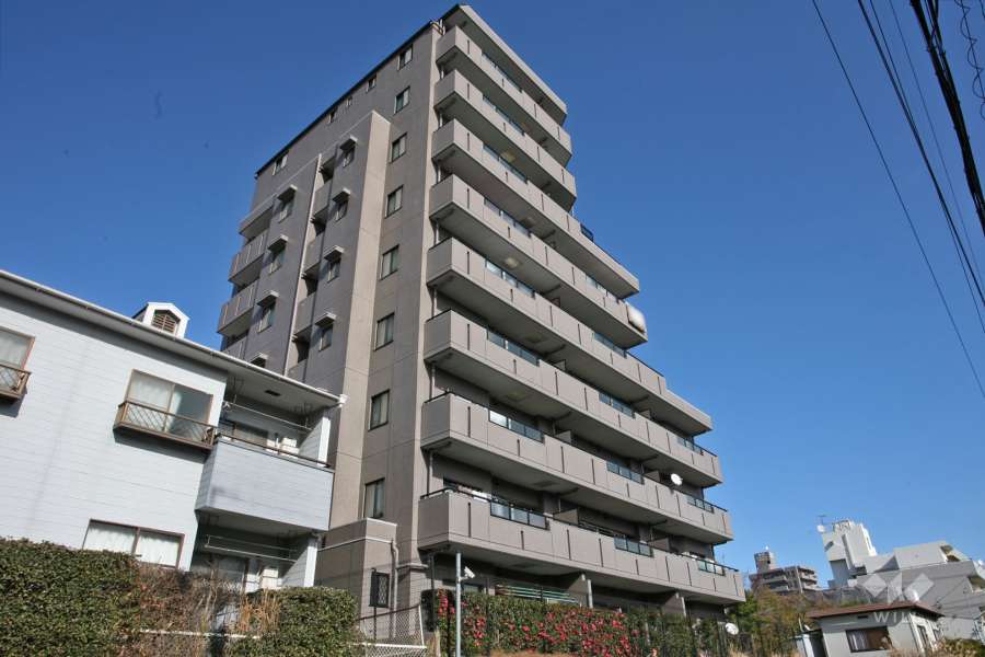 サンマンションアトレ植田東の外観（南西側から）
