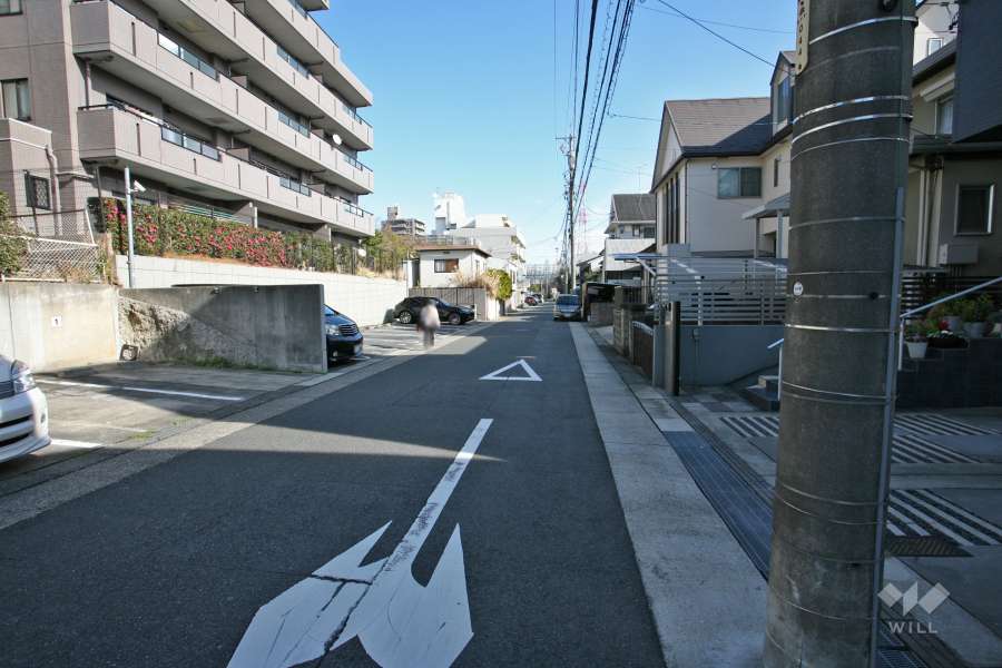 敷地南側の前面道路（西側から）