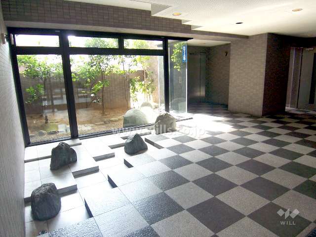 坪庭に面したエントランスホール