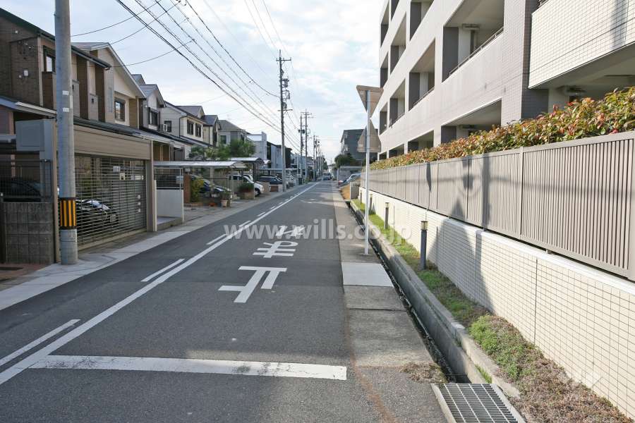 敷地南側の前面道路
