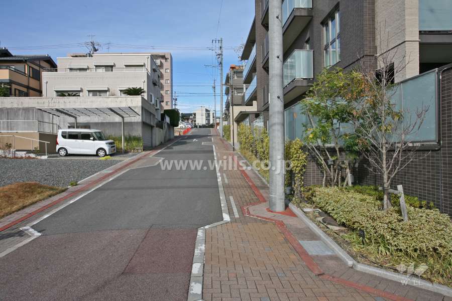 敷地西側の前面道路