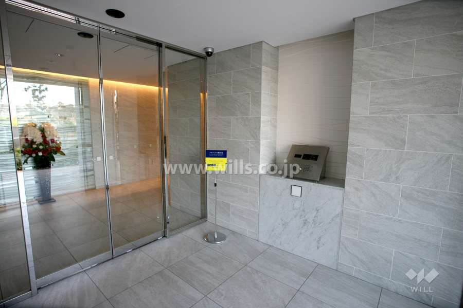 エントランスはオートロック付きです。