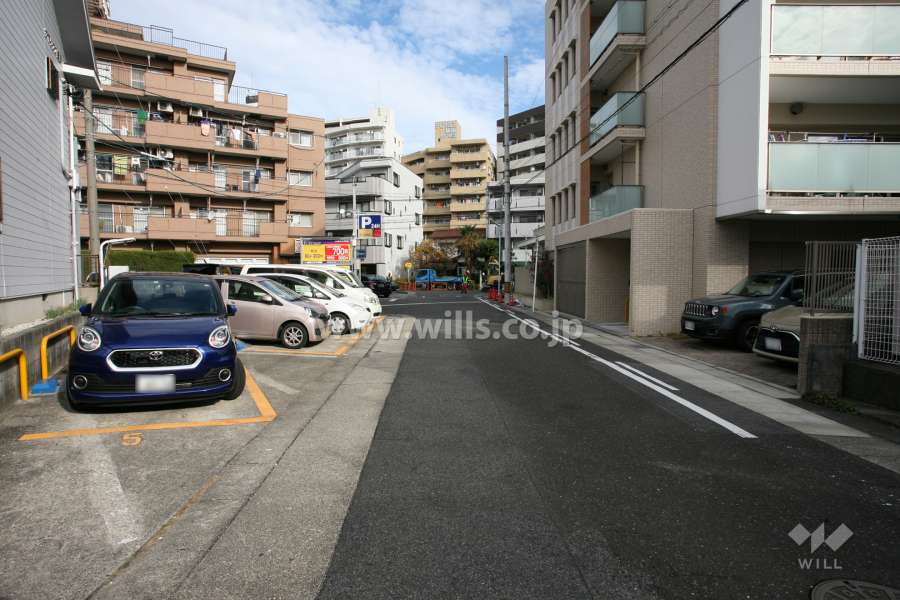 敷地西側の前面道路（南側から）