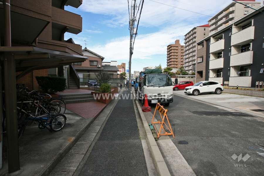 敷地北東側の前面道路(南東側から)