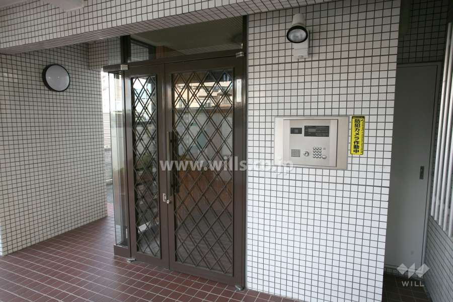 エントランスはオートロック付きです。