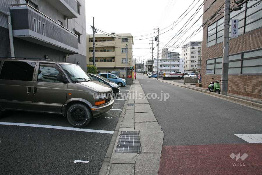 敷地西側の前面道路