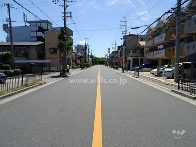 物件の北西側前面道路。徒歩2分の距離に『中之島公園』があります。