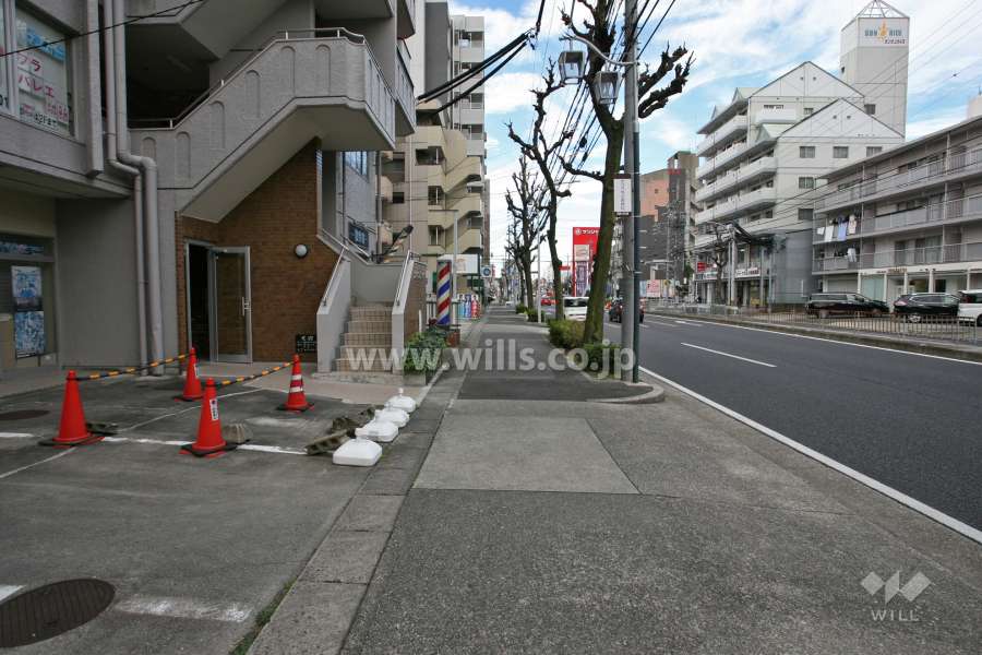敷地北側の前面道路(県道56号)
