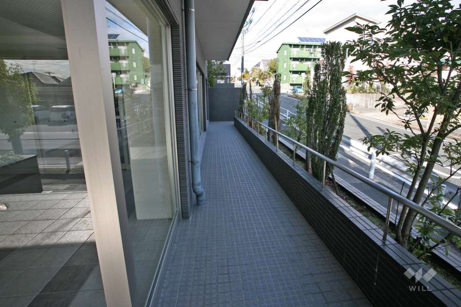 エントランスに続くスロープ