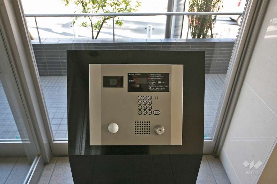 エントランスはオートロック付きです。