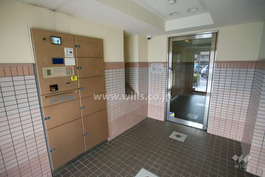 エントランスはオートロック付きです。