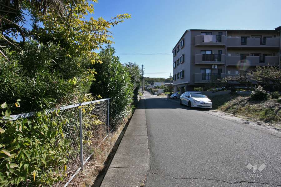 敷地北東側の前面道路(北西側から)