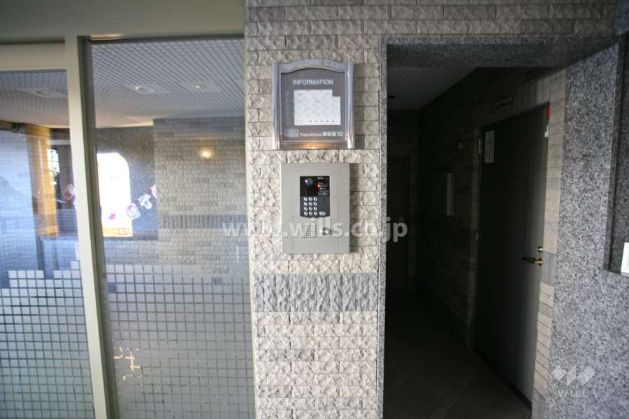 エントランスはオートロック付きです。