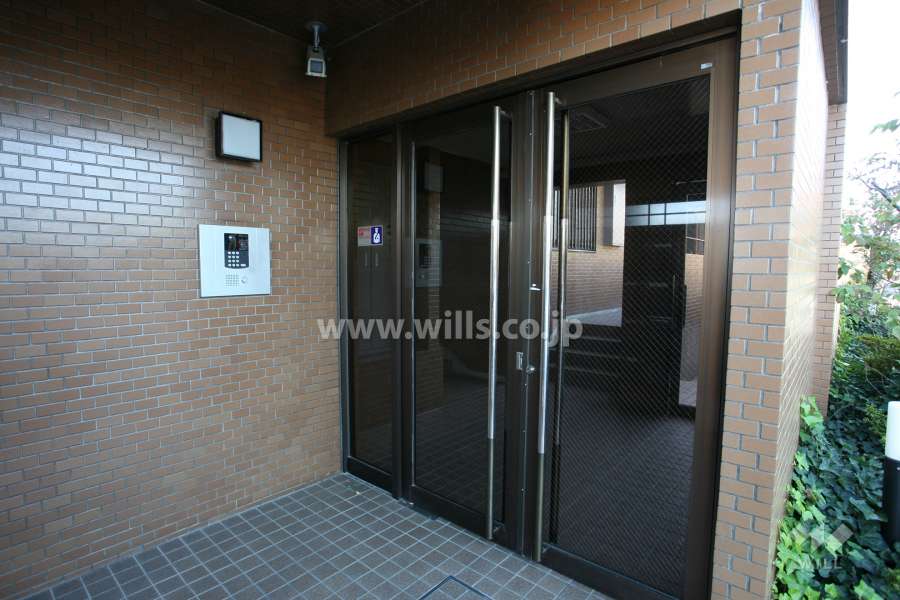 エントランスはオートロック付きです。