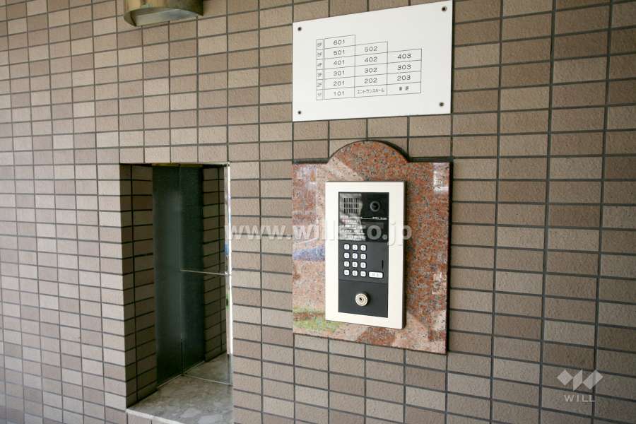 エントランスはオートロック付きです。