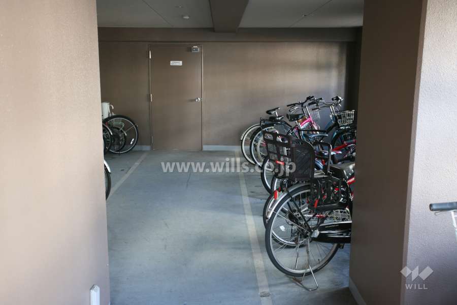 屋内に設けられた駐輪場