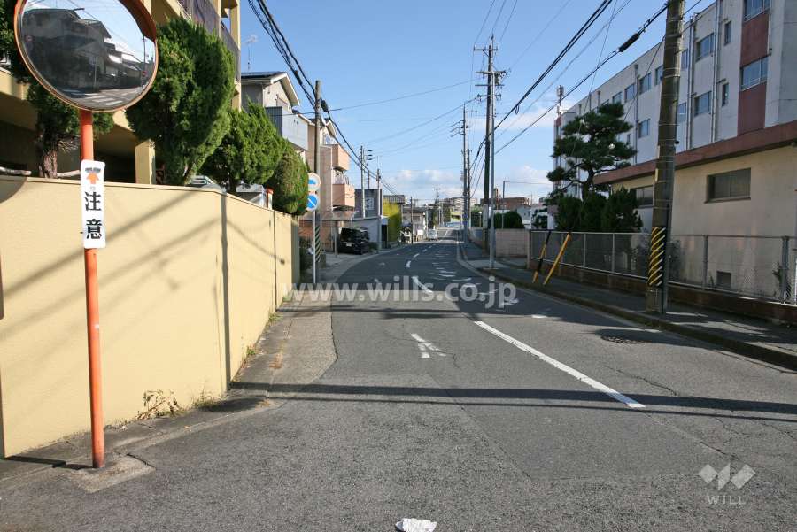敷地南側の前面道路