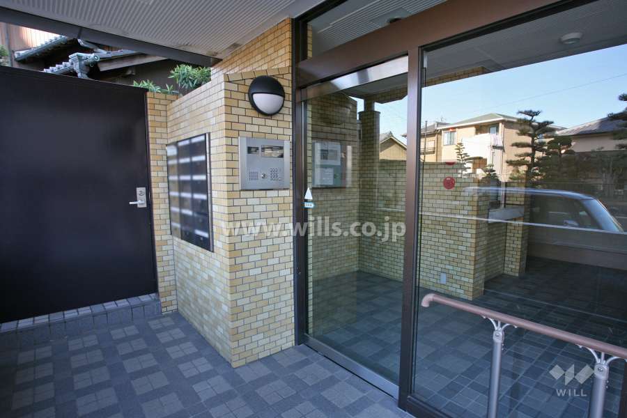 エントランスはオートロック付きです。