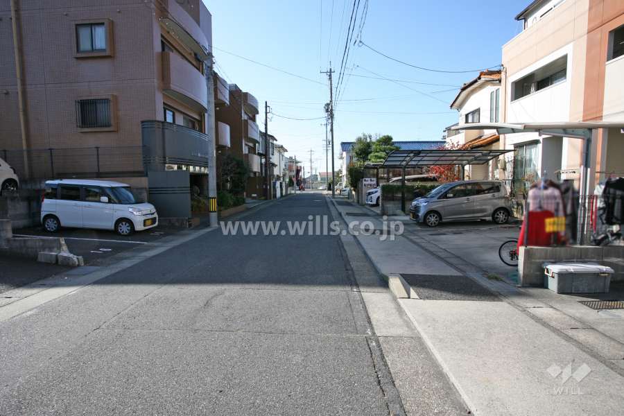 敷地北側の前面道路（東側から）
