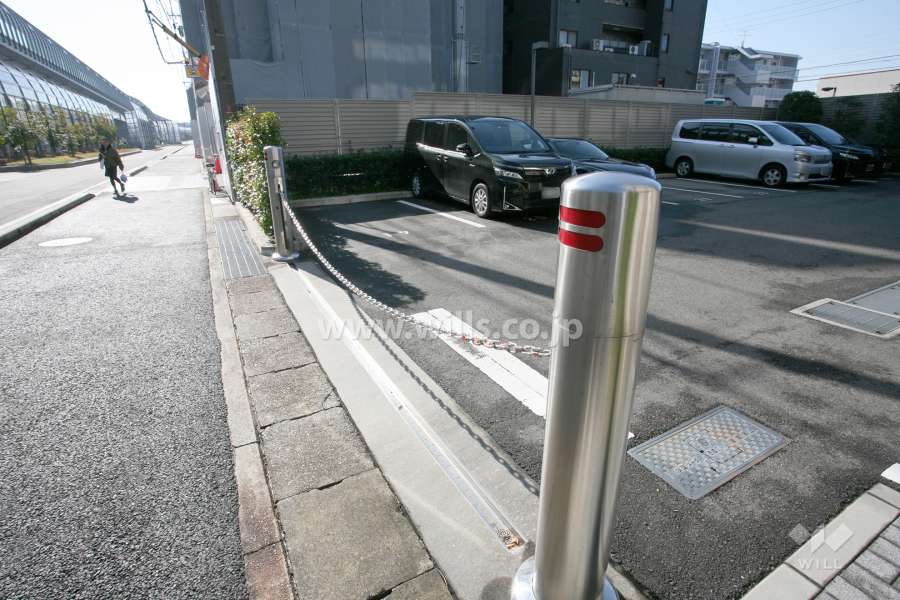 駐車場出入り口（ロボットゲート付き）