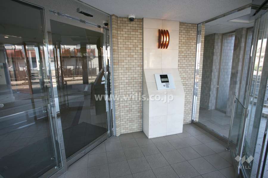 エントランスはオートロック付きです。