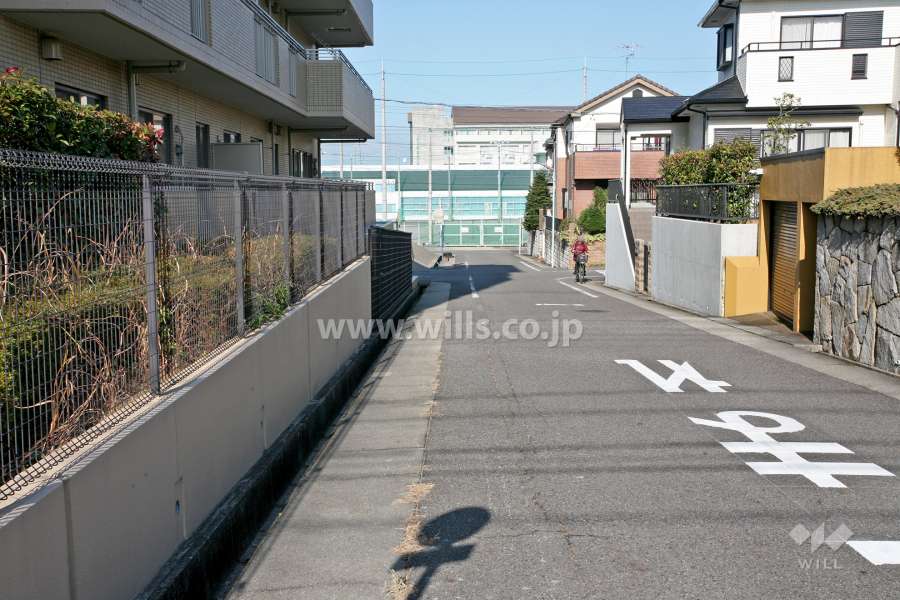 敷地東側の前面道路