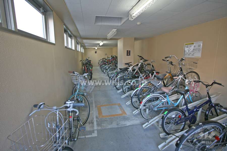 屋内に設けられた駐輪場