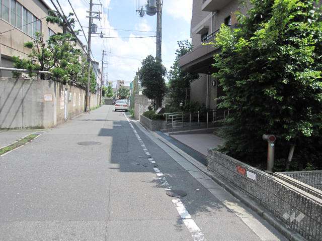 マンションの前面道路
