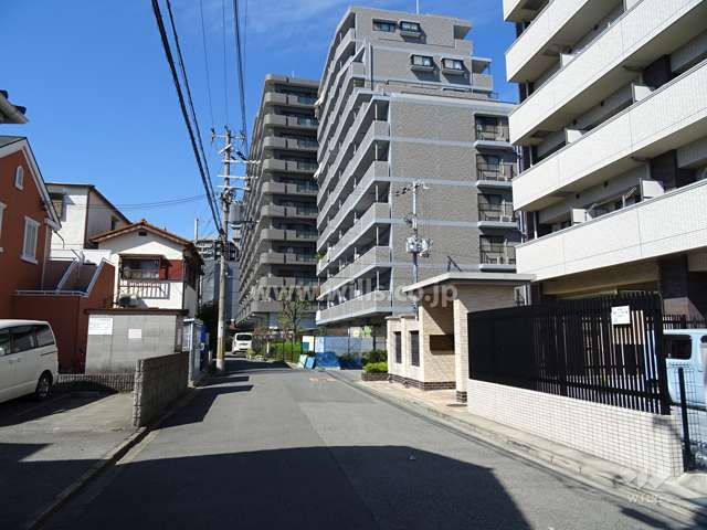 敷地南側の前面道路（東側から）