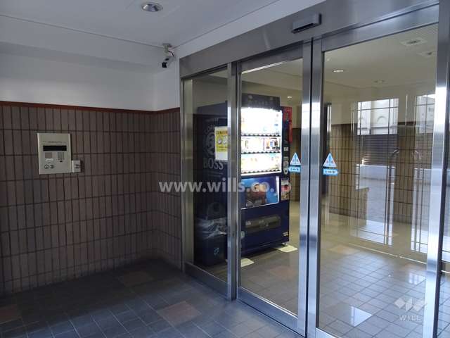 エントランスはオートロック付きです。