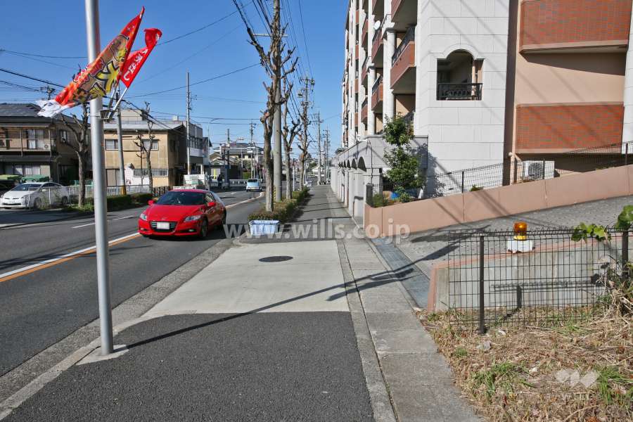 敷地西側の前面道路(南側から)