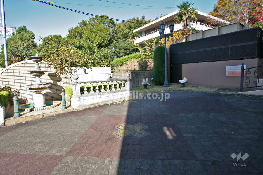 敷地内に遊び場があります。