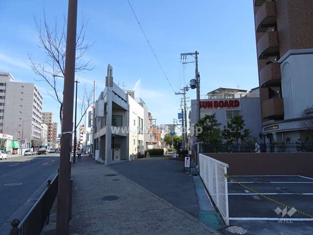 敷地北東側の前面道路（北西側から）